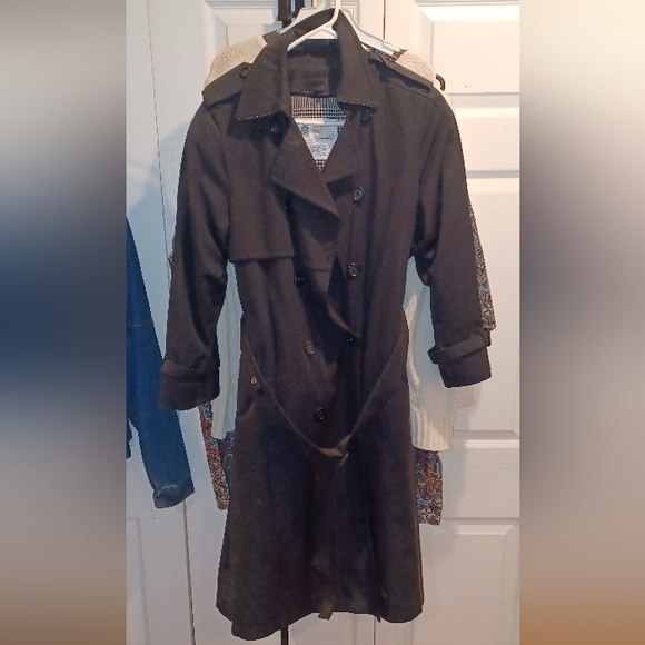London Fog trench coat with belt and zip out lining black - Picture 8 of 9